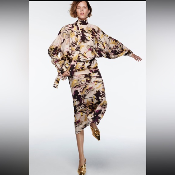 Zara Dresses & Skirts - Zara midi printed dress with bow